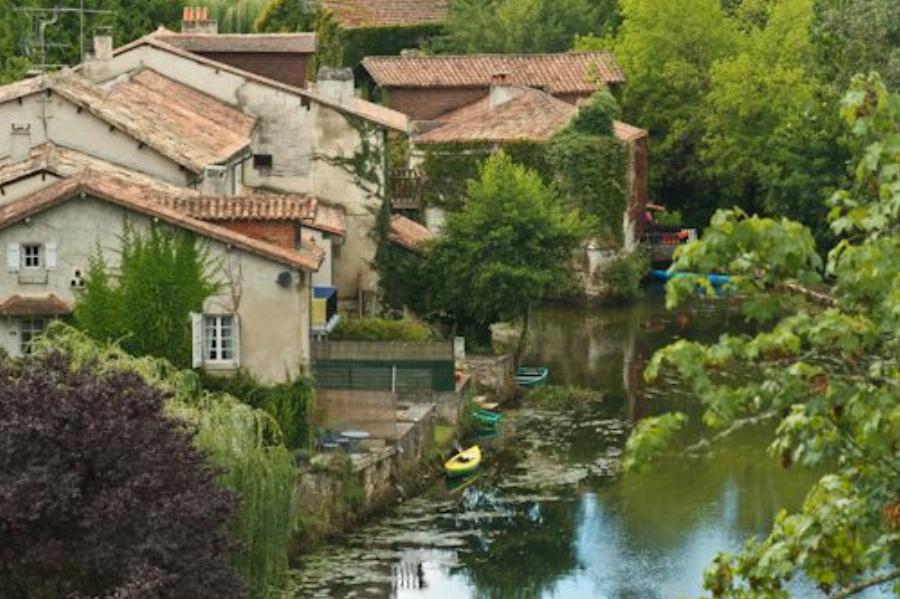 Le tourisme en Poitou-Charentes constitue un secteur clé pour l'économie locale