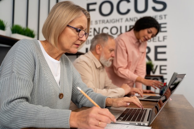 Le taux d'emploi des 55-64 ans en Poitou-Charentes est inférieur à la moyenne nationale